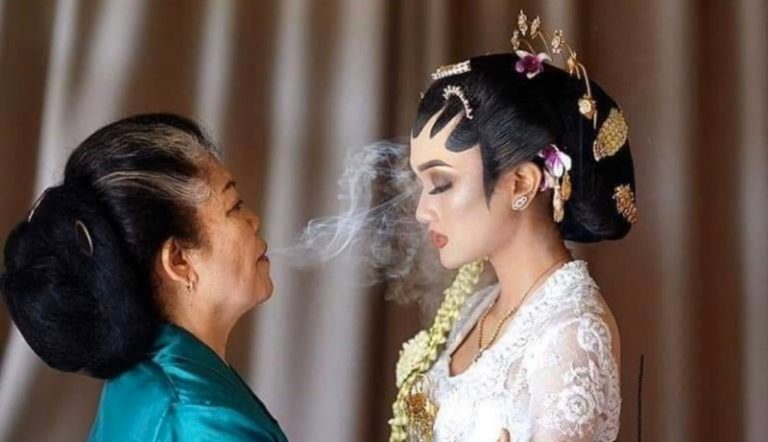 Dukun Manten : Sakralnya Juru Rias dalam Pernikahan Jawa